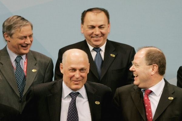 Peer Steinbrück (zcela vpravo) vedle Henryho Paulsona. Peer Steinbrück (zcela vpravo) vedle Henryho Paulsona.