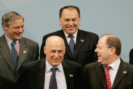 Peer Steinbr&uuml;ck (zcela vpravo) vedle Henryho Paulsona.