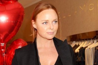 Návrhářka Stella McCartneyová se chystá navrhovat brýle. Návrhářka Stella McCartneyová se chystá navrhovat brýle.