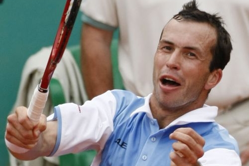 Radek Štěpánek v utkání s Tommy Robredem.