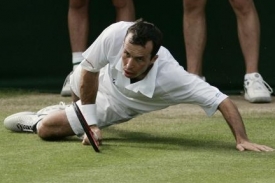 Tenista Radek &Scaron;těp&aacute;nek. Po prohře s Južn&yacute;m ve Wimbledonu dohr&aacute;l.
