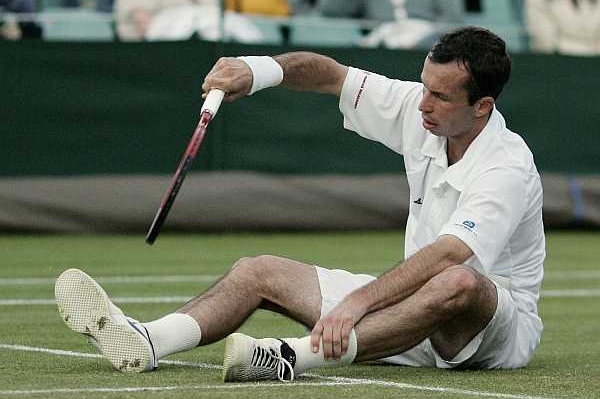 Radek Štěpánek po marném boji ve 3. kole Wimbledonu. Radek Štěpánek po marném boji ve 3. kole Wimbledonu.