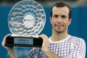 Tenista Radek Štěpánek s trofejí za triumf na turnaji v Brisbane.