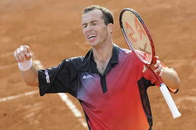 Radek Štěpánek se raduje z vítězství nad Rogerem Federerem.