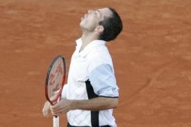 Radek Štěpánek během utkání s Davidem Ferrerem.