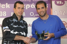Tenisté Pete Sampras (vpravo) a Radek Štěpánek.