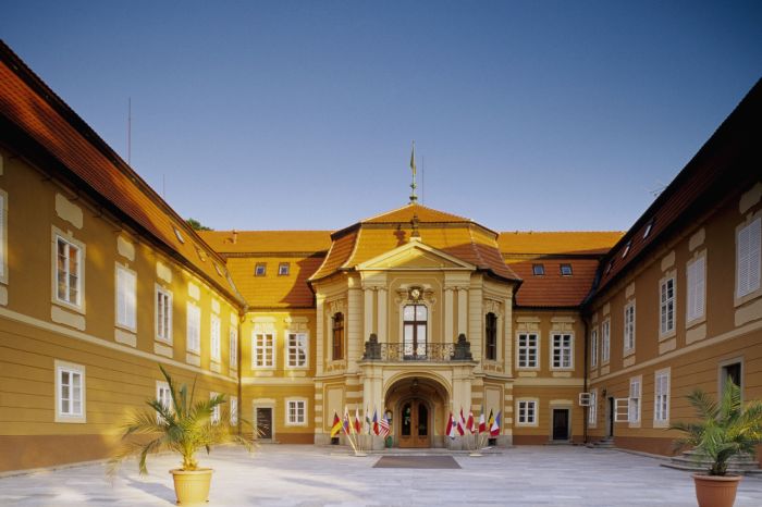 Vstup do zámeckého hotelu Štiřín.