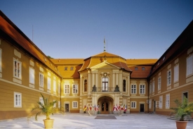 Vstup do zámeckého hotelu Štiřín.