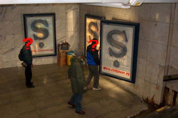 Skupina Ztohoven mění reklamní plakáty. Skupina Ztohoven mění reklamní plakáty.