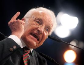 Stoiber řeční na sjezdu strany v Passau