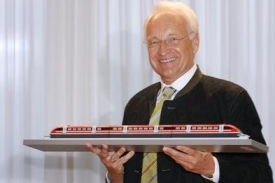 Edmund Stoiber s modelem transrapidu
