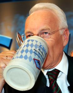 Stoiber pije z korbele v bavorských barvách