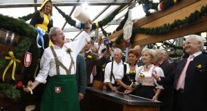Edmund Stoiber (vpravo) na zahájení pivního festivalu Octoberfest