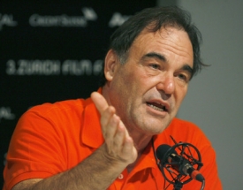 Režisér Oliver Stone.