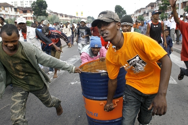 Stoupenci opozice protestují na Madagaskaru. 