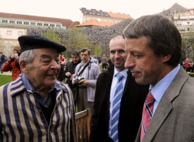 Oldřich Str&aacute;nsk&yacute; (vlevo) s pražsk&yacute;m prim&aacute;torem Pavlem B&eacute;mem.