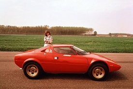 Lancia Stratos. Jedno z nejzásadnějších sportovních aut sedmdesátých let vzniklo kvůli homologaci závodní verze, která několik let dominovala světovým rallye. Uprostřed uložený motor pocházel od Ferrari.