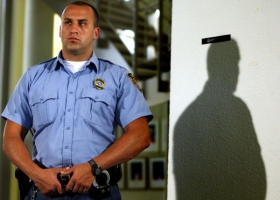 Strážce před budovou haagského tribunálu.