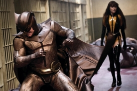 Sil&aacute;k Nite Owl a kr&aacute;ska Silk Spectre znovu bojuj&iacute; proti zlu.