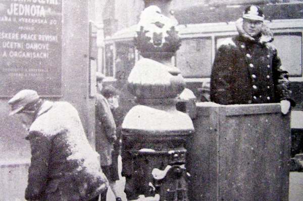 Zima 1929 ochromila policii - strážníkům praskaly pendreky. Zima 1929 ochromila policii - strážníkům praskaly pendreky.