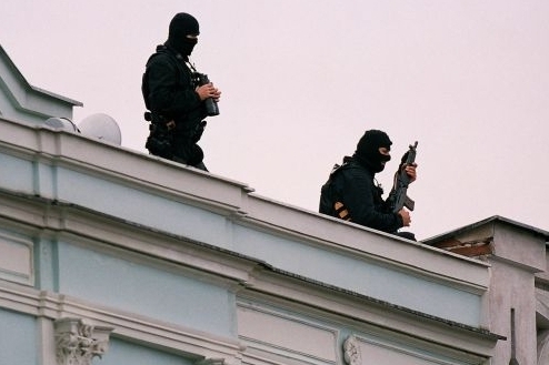 Policisté se snažili sundat muže ze střechy dlouhých šest hodin.