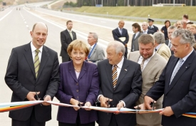 Zleva německý ministr dopravy Wolfgang Tiefensee, spolková kancléřka Angela Merkelová, bavorský premiér Günther Beckstein, český ministr dopravy Aleš Řebíček a bavorský ministr vnitra Joachim Herrmann otevřeli 10. září u bavorského Ambergu poslední dvacetikilometrový úsek dálnice A6 mezi Norimberkem a Rozvadovem.