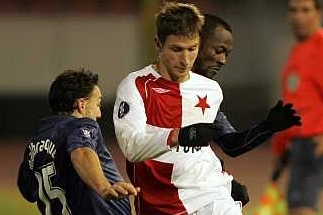 David Střihavka v souboji s obráncem Tottenhamu. 