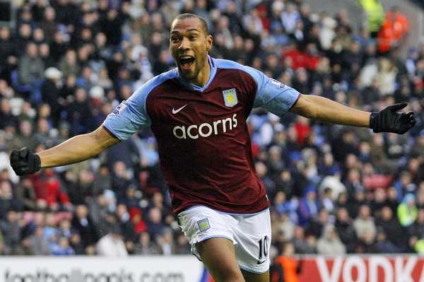 John Carew z Aston Villy se raduje po trefě v zápase proti Wiganu. John Carew z Aston Villy se raduje po trefě v zápase proti Wiganu.