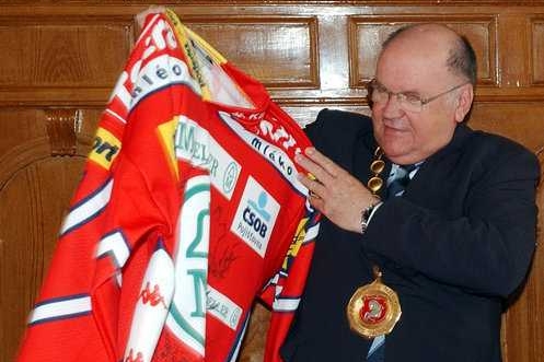 2005. Jiří Stříteský se coby primátor Pardubic raduje z úspěchu klubu.