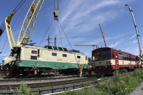 Technici odstraňují havarovanou lokomotivu. 