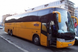 Rostoucí cena ropy se promítne i na cenách žlutých autobusů.