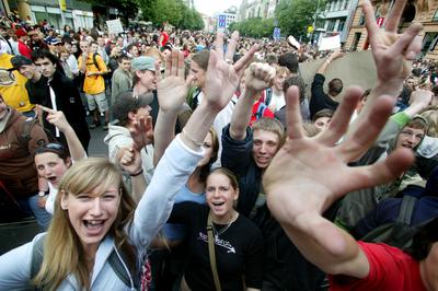 Studenti se bouří na loňské demonstraci proti státním maturitám.