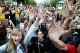 Studenti se bouří na loňské demonstraci proti státním maturitám.