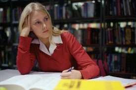 Studenti by se o zahraniční univerzitu měli zajímat půl roku předem.