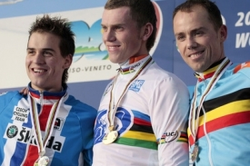 Zleva Zdeněk Štybar, vítěz Lars Boom a třetí Sven Nijs.