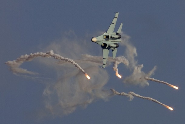 Letoun Su-27 Flanker na vojenském cvičení. Letoun Su-27 Flanker na vojenském cvičení.