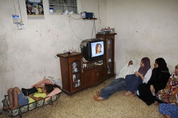 Když přijde čas Núru, ženy se sesednou u televizní obrazovky. Když přijde čas Núru, ženy se sesednou u televizní obrazovky.