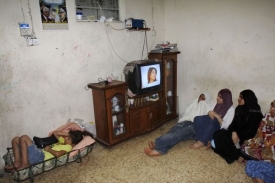 Když přijde čas N&uacute;ru, ženy se sesednou u televizn&iacute; obrazovky.