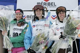 Nikola Sudová (vlevo) na stupních vítězů. Nikola Sudová (vlevo) na stupních vítězů.