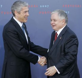Polský prezident Kaczynki se zdraví s portugalským premiérem Socratem Polský prezident Kaczynki se zdraví s portugalským premiérem Socratem
