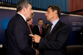 Gordon Brown (vlevo), Nicolas Sarkozy na summitu EU
