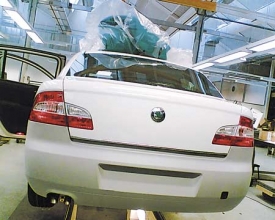Nová Škoda Superb – kdo tuhle novinku vyfotil? Nejspíš zaměstnanec Škody. Její fotografie získaly deníky Aha! a Blesk deset měsíců před zveřejněním prvního oficiálního snímku vozu.