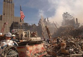 Záchranáři odpočívají v troskách zničeného Světového obchodního střediska (WTC) v New Yorku