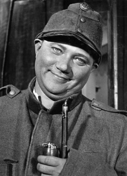 Klaus prý připomíná odporem k autoritám a tvarem hlavy Švejka.