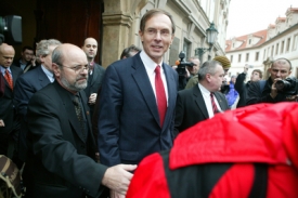 Kandidát na prezidenta Jan Švejnar přichází do sídla Senátu.