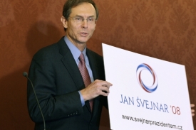 Jan &Scaron;vejnar předvedl logo a webov&eacute; str&aacute;nky pro volebn&iacute; kampaň.