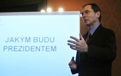 Prezidentský kandidát Jan Švejnar na tiskové konferenci. 
