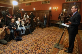 Jan &Scaron;vejnar na tiskov&eacute; konferenci před novin&aacute;ři.