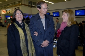 Jan &Scaron;vejnar s manželkou Kathy (vlevo) a dcerou Laurou.