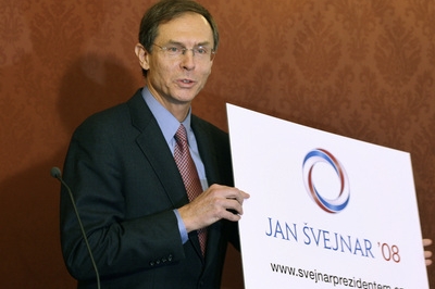 Jan Švejnar na tiskové konferenci představuje své internetové stránky.
